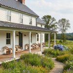 Maison de style Farmhouse américaine avec porche et jardin verdoyant.