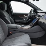 Intérieur de voiture de luxe avec sièges en tissu Alcantara, illustrant son élégance et sa texture.