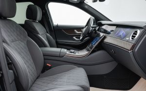 Intérieur de voiture de luxe avec sièges en tissu Alcantara, illustrant son élégance et sa texture.