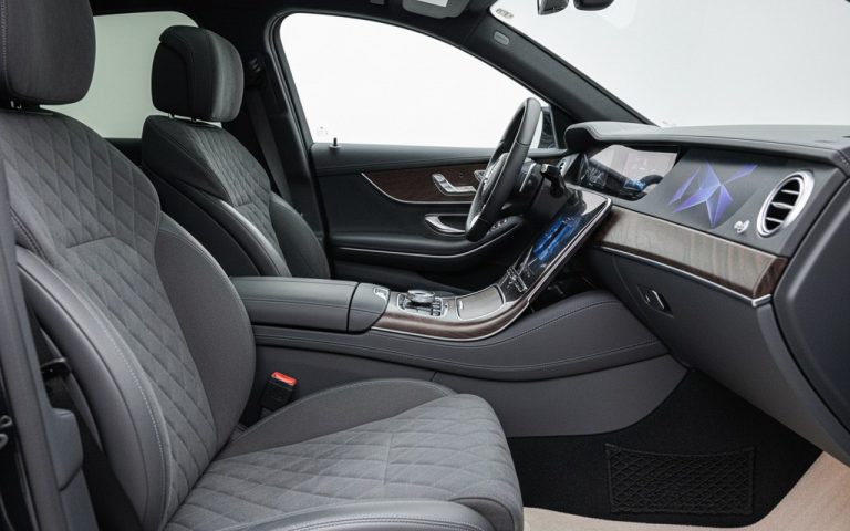Intérieur de voiture de luxe avec sièges en tissu Alcantara, illustrant son élégance et sa texture.
