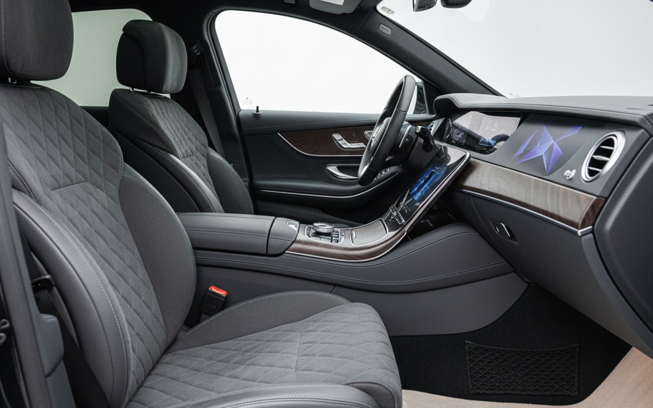 Intérieur de voiture de luxe avec sièges en tissu Alcantara, illustrant son élégance et sa texture.